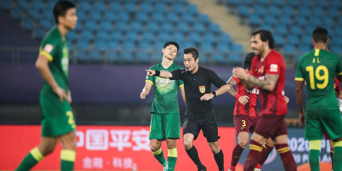  佛罗伦萨逆袭未果，争议判罚引众怒  