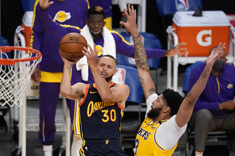  特雷杨公开指责裁判遭联盟禁赛处罚  